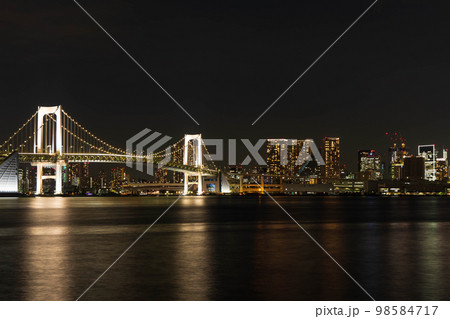 東京夜景　有明北緑道公園から見るレインボーブリッジ方面 98584717