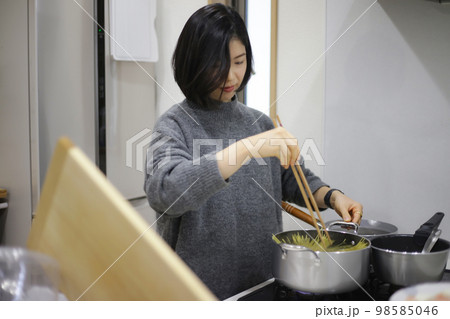 スパゲッティを茹でる女性 98585046