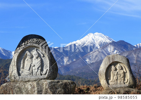 冬の安曇野 常念岳と道祖神 冬の安曇野 常念岳と道祖神 98585055