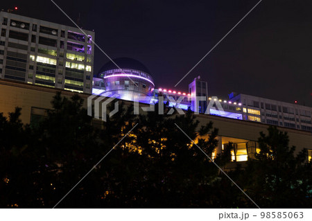 東京夜景　お台場　フジテレビ本社ビル 98585063