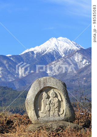 冬の安曇野　常念岳と道祖神 98585083