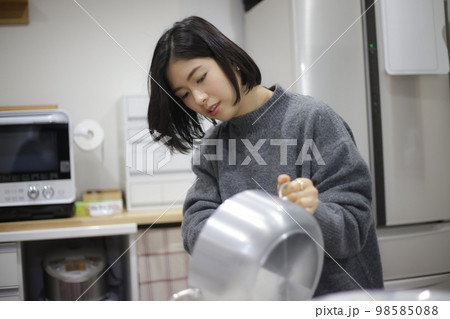 料理をする女性 料理をする女性 98585088