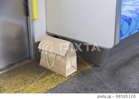 電車に置かれた不審物イメージ 電車に置かれた不審物イメージ 98585110