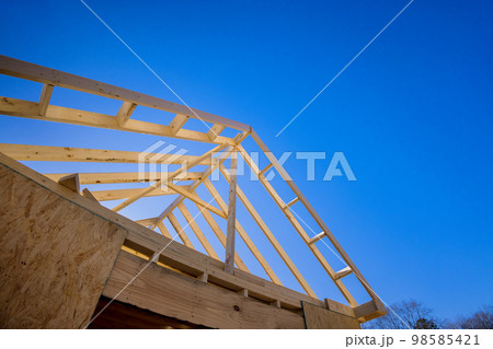 Process of constructing wooden roof beam for newly built home stick based on framework trusses frame Process of constructing wooden roof beam for newly built home stick based on framework trusses frame 98585421