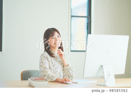 WEB会議で話をする女性 WEB会議で話をする女性 98585562