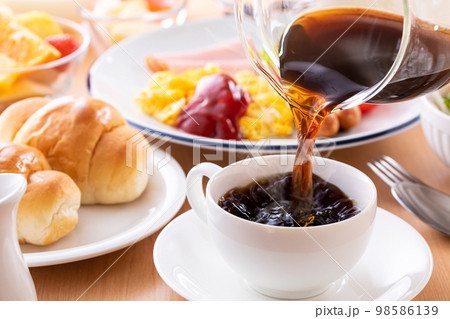 朝食にコーヒーを飲む 朝食にコーヒーを飲む 98586139