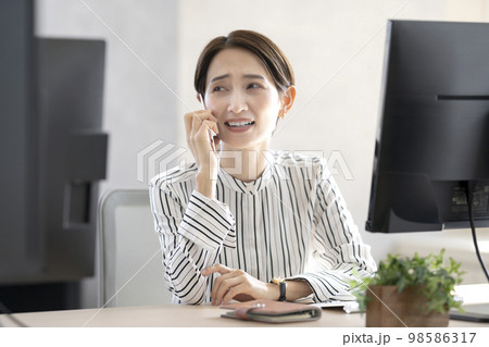 電話対応するビジネスウーマン 98586317