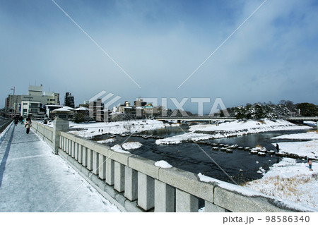 雪化粧した京都の鴨川デルタ周辺　賀茂大橋　 98586340