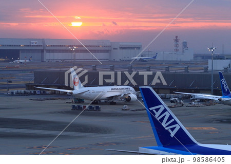 夜明けの羽田空港 朝日の上る空港 早朝の空港 夜明けの羽田空港 朝日の上る空港 早朝の空港 98586405