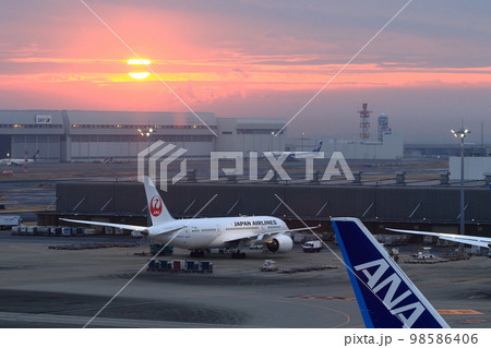 夜明けの羽田空港　朝日の上る空港　早朝の空港 98586406
