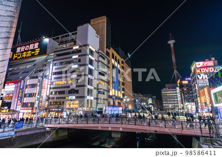 日本の横浜都市景観 横浜駅前・横浜ビブレや南幸橋などを望む 日本の横浜都市景観 横浜駅前・横浜ビブレや南幸橋などを望む 98586411