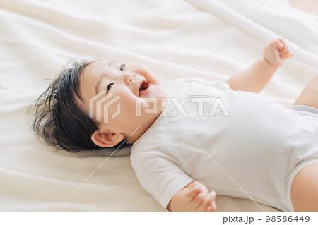 笑顔の赤ちゃん 98586449
