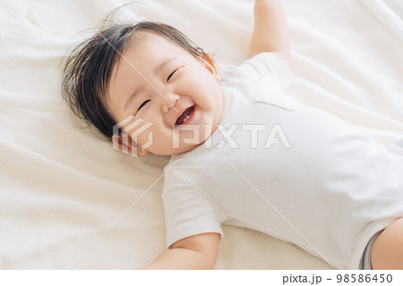 笑顔の赤ちゃん 笑顔の赤ちゃん 98586450