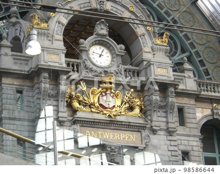 アントワープ中央駅のレトロな時計 アントワープ中央駅のレトロな時計 98586644