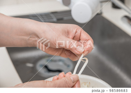 【もやしの根を取る】 98586683