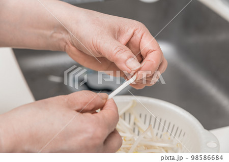 【もやしの根を取る】 【もやしの根を取る】 98586684