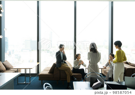オフィスビルで働く人々 98587054