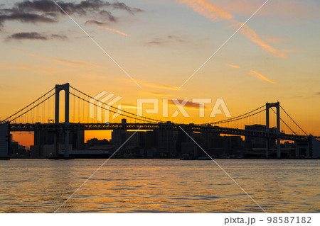 東京都市風景 夕焼けとレインボーブリッジ 東京都市風景 夕焼けとレインボーブリッジ 98587182