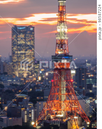 12月東京　東京タワーと六本木ヒルズの夜景 98587224