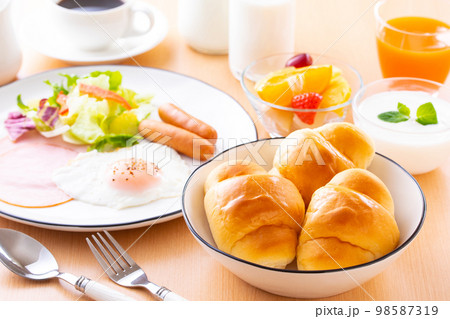 朝食のイメージ〜洋食 98587319