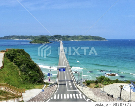 エメラルドブルーの海と角島大橋 98587375