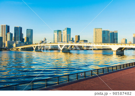 東京都市風景　夕暮れの豊洲ぐるり公園から見る晴海方面 98587482