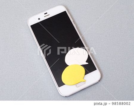 スマホと粘土の丸い吹き出し(グレー) スマホと粘土の丸い吹き出し(グレー) 98588002