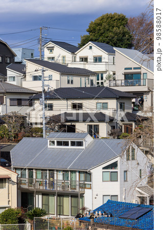 丘の斜面に建てられた白い戸建て住宅 98588017