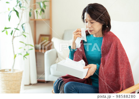 花粉症が辛いミドル女性 花粉症が辛いミドル女性 98588280