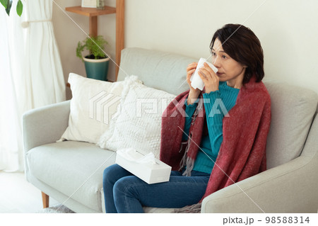 花粉症が辛いミドル女性 98588314