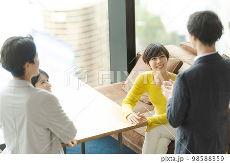 オフィスビルで働く人々 98588359