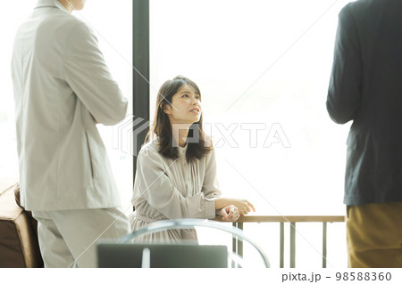 オフィスビルで働く人々 98588360