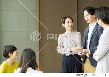 オフィスビルで働く人々 98588361