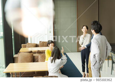 オフィスビルで働く人々 オフィスビルで働く人々 98588362