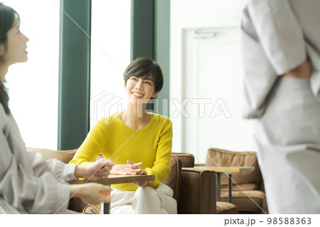 オフィスビルで働く人々 オフィスビルで働く人々 98588363