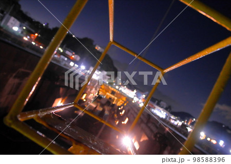 イベントでライトアップされる神奈川県浦賀ドックとドッグサイドクレーン イベントでライトアップされる神奈川県浦賀ドックとドッグサイドクレーン 98588396