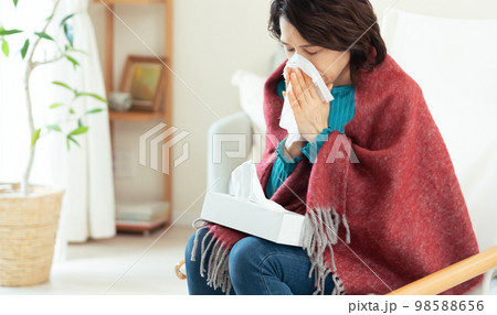 花粉症が辛いミドル女性 98588656