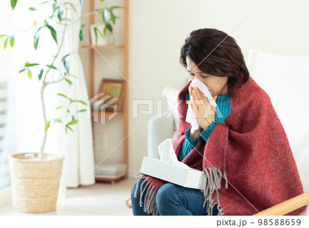 花粉症が辛いミドル女性 98588659