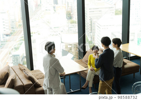 オフィスビルで働く人々 98588732