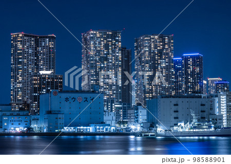 月島の高層ビル群の美しい夜景 月島の高層ビル群の美しい夜景 98588901