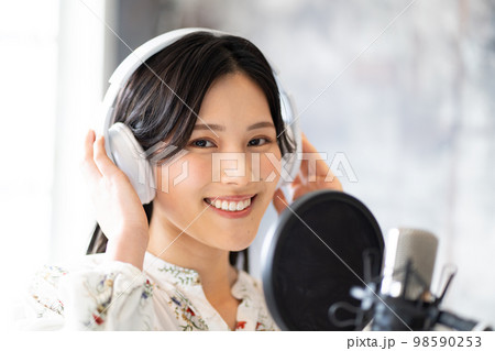 若い女性ポートレート(ボーカル、ナレーター 若い女性ポートレート(ボーカル、ナレーター 98590253