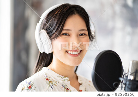 若い女性ポートレート(ボーカル、ナレーター 若い女性ポートレート(ボーカル、ナレーター 98590256