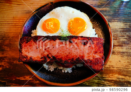 ベーコン　エッグ　カレー 98590296