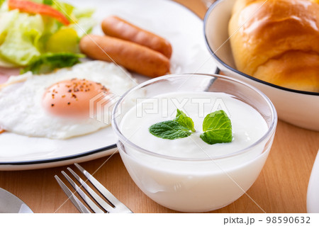朝食にヨーグルトを食べる 朝食にヨーグルトを食べる 98590632