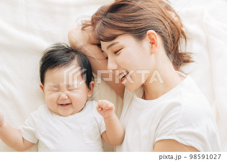 赤ちゃんとお母さん 98591027