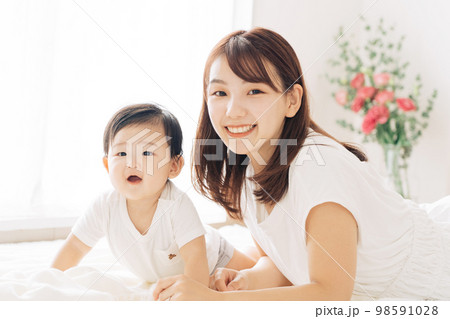 赤ちゃんとお母さん 98591028