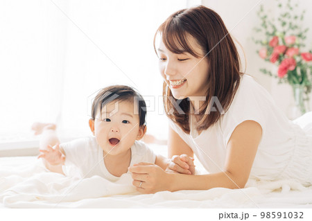赤ちゃんとお母さん 赤ちゃんとお母さん 98591032