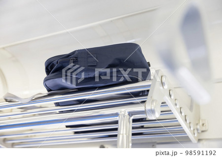 電車の網棚に忘れたスクールバッグイメージ 98591192