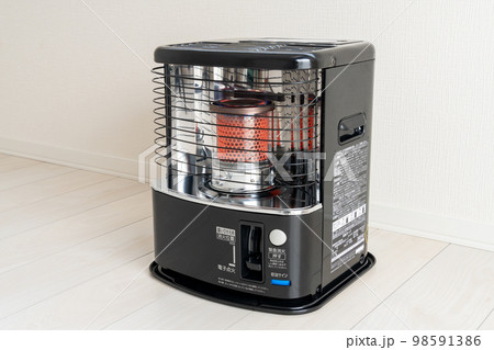 部屋に置かれた石油ストーブ 98591386