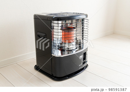部屋に置かれた石油ストーブ 98591387